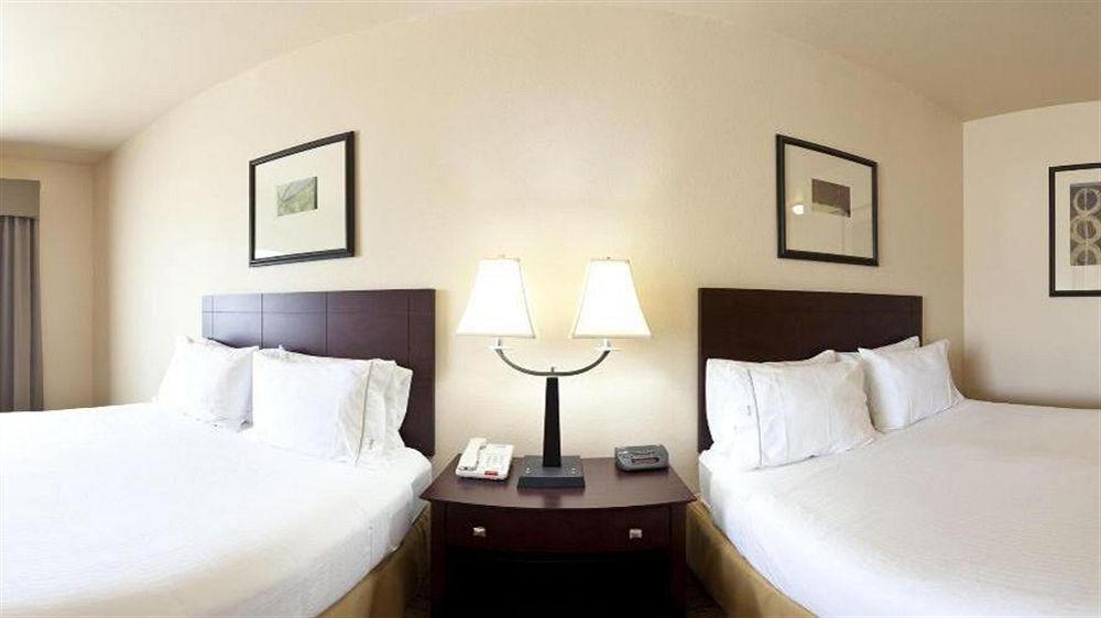 Holiday Inn Express Hotel & Suites Marshall By Ihg Exterior photo