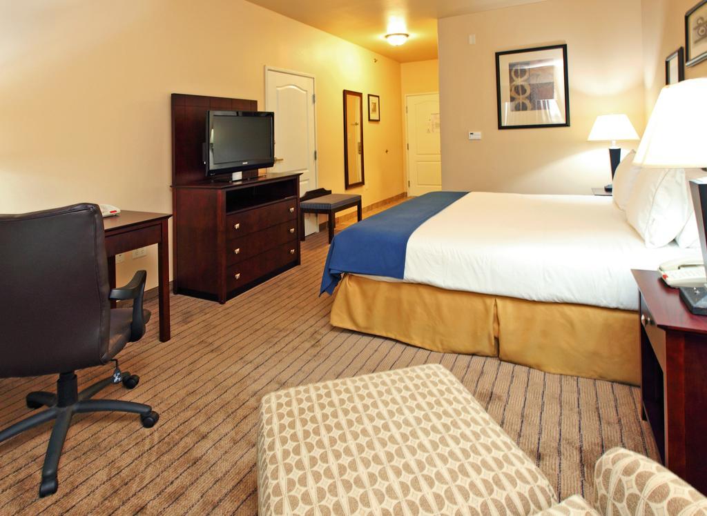 Holiday Inn Express Hotel & Suites Marshall By Ihg Room photo