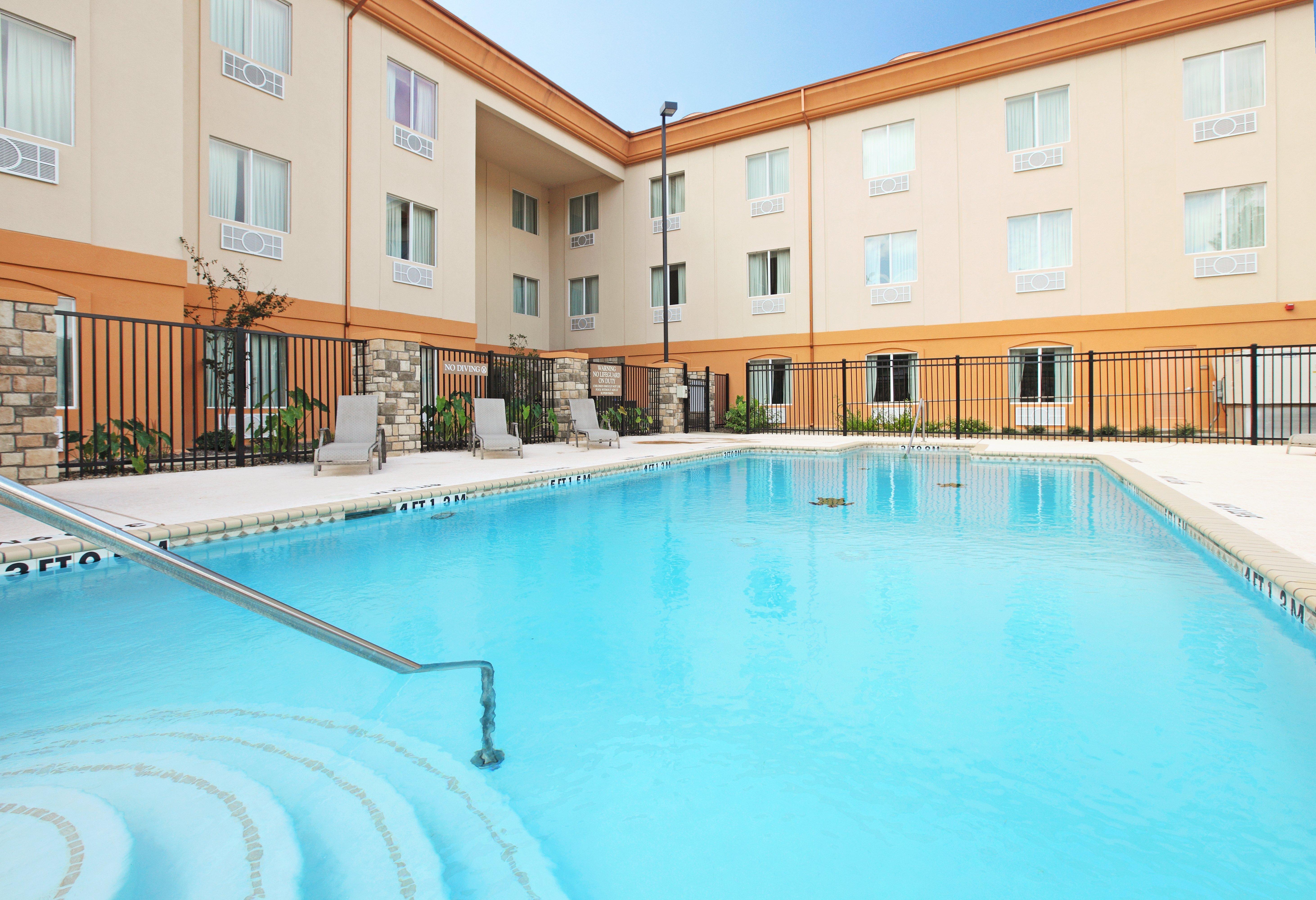 Holiday Inn Express Hotel & Suites Marshall By Ihg Exterior photo