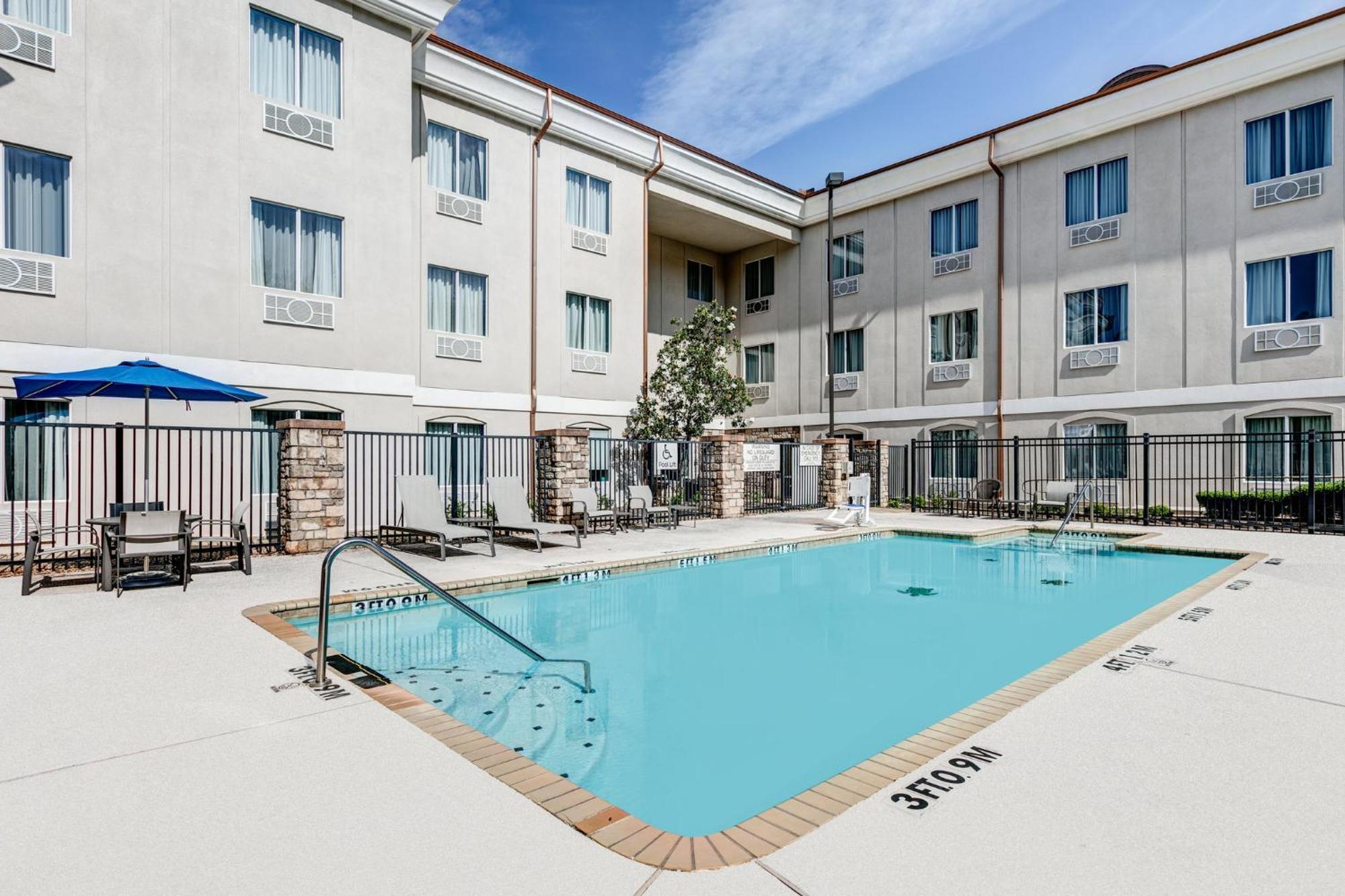 Holiday Inn Express Hotel & Suites Marshall By Ihg Exterior photo