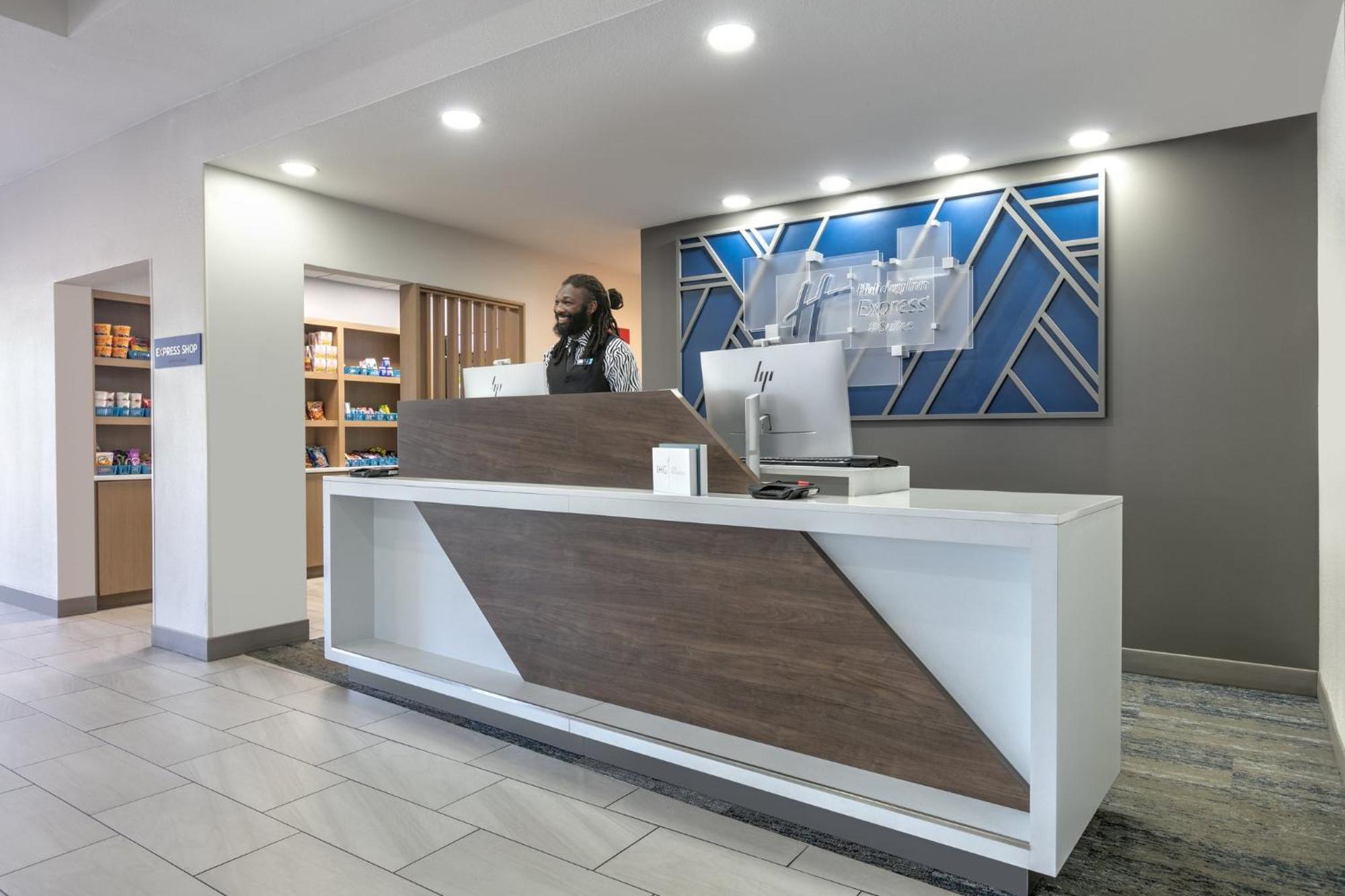 Holiday Inn Express Hotel & Suites Marshall By Ihg Exterior photo